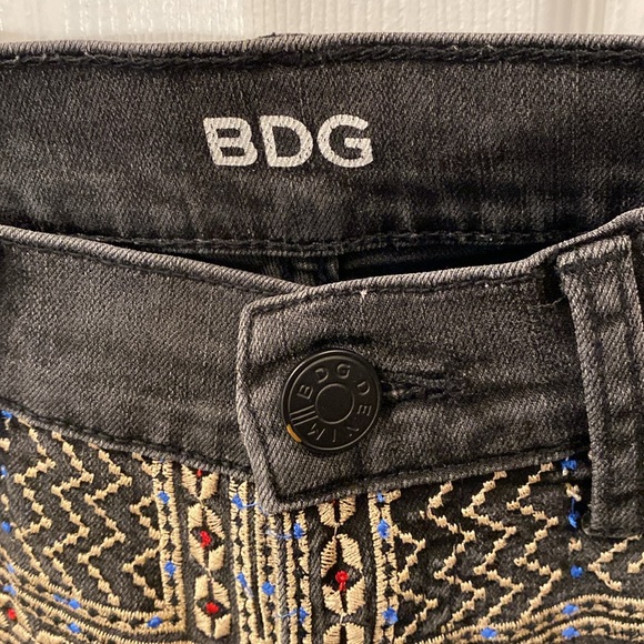 BDG UO Mid Rise Twig Ankle Distressed Black Jeans w Embroidery - Picture 4 of 9